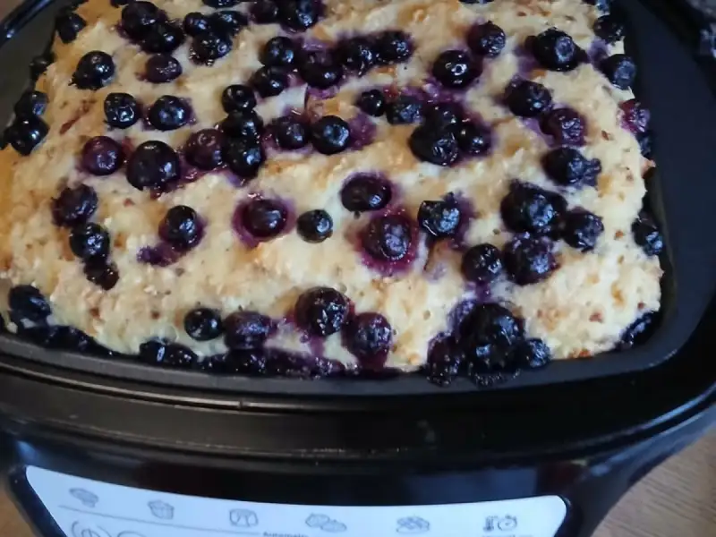 Brotpudding aus altem Brot mit Heidelbeeren im Einsatz eines Cake Factory