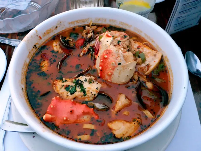 Cioppino: eine Meeresfrüchte-Suppe mit Tomaten