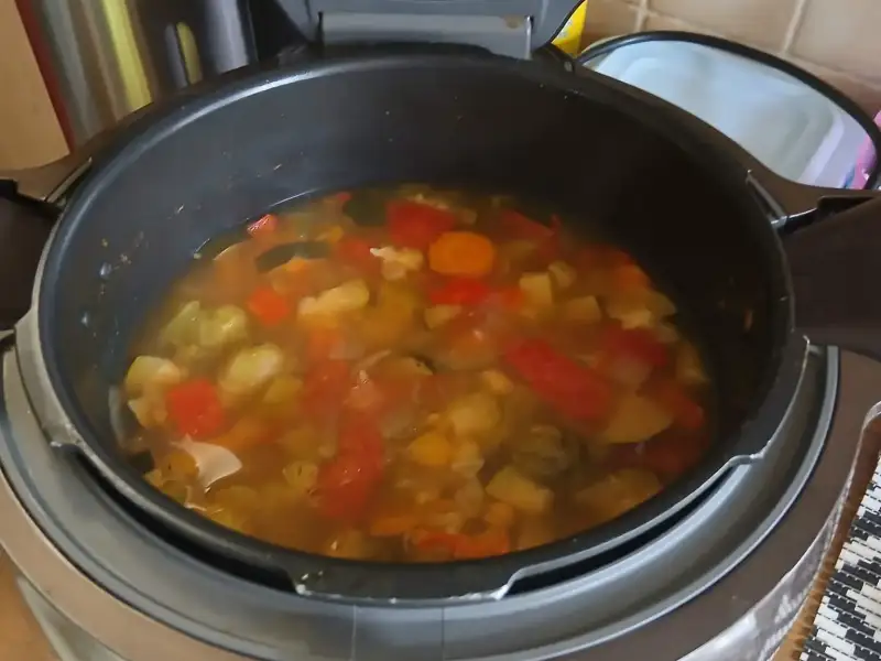 Couscous-Suppe mit frischem Gemüse im Topf des Cookeo: Karotten, Tomaten, Paprika, Blumenkohl und Kichererbsen