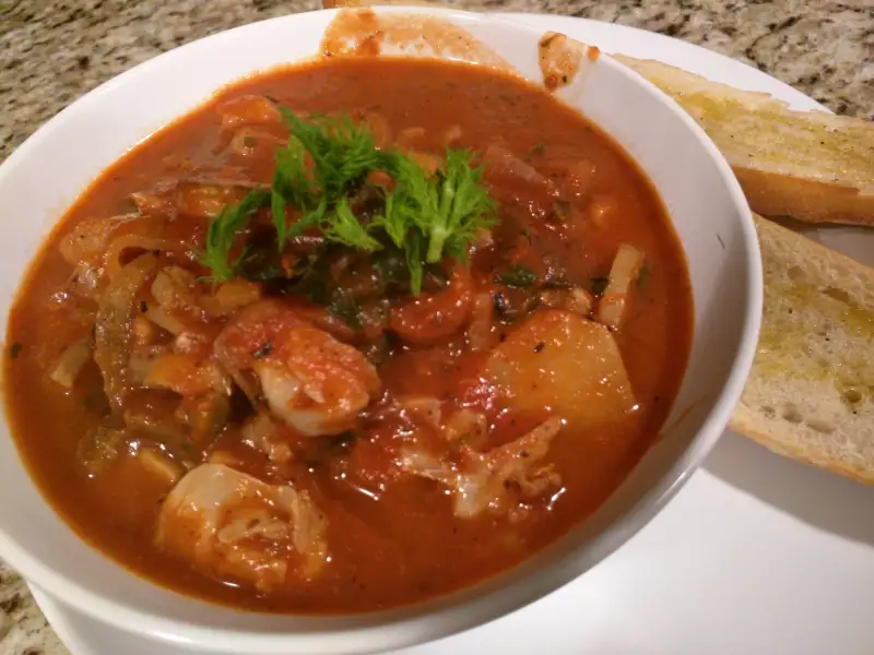 Fischsuppe mit Zitrone, Sellerie und Brot