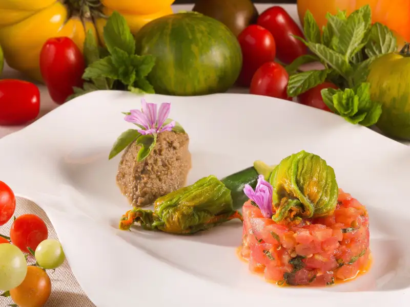 Gefüllte Zucchini mit Käse und Kräutern