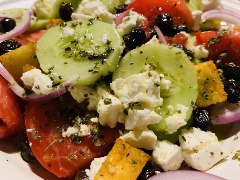 Griechischer Salat mit Feta und Oliven