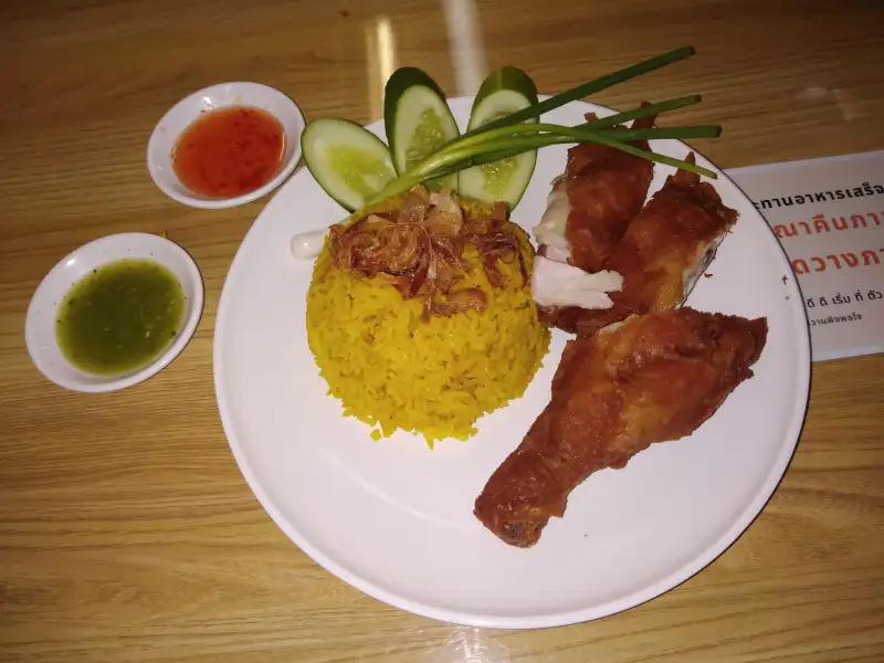 Reis mit scharfem, thailändischem Hühn
