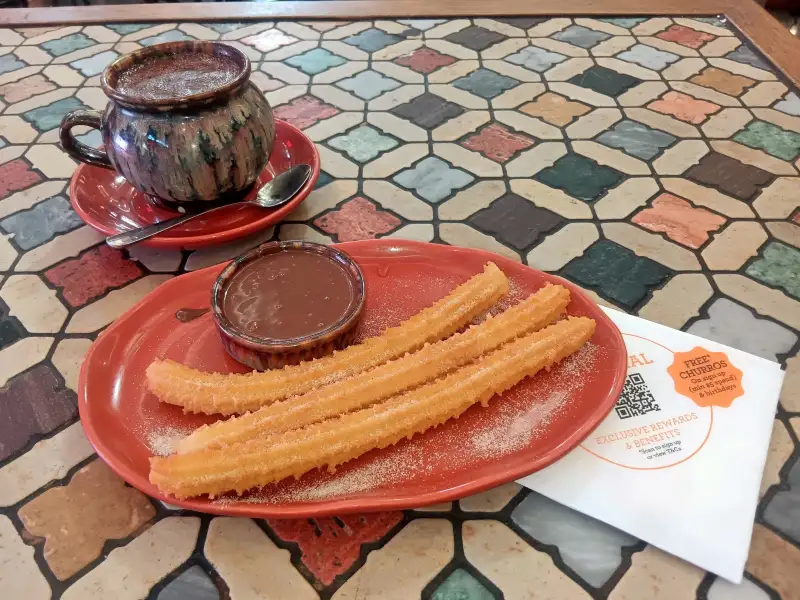 Selbstgemachte Churros, knusprig und süß