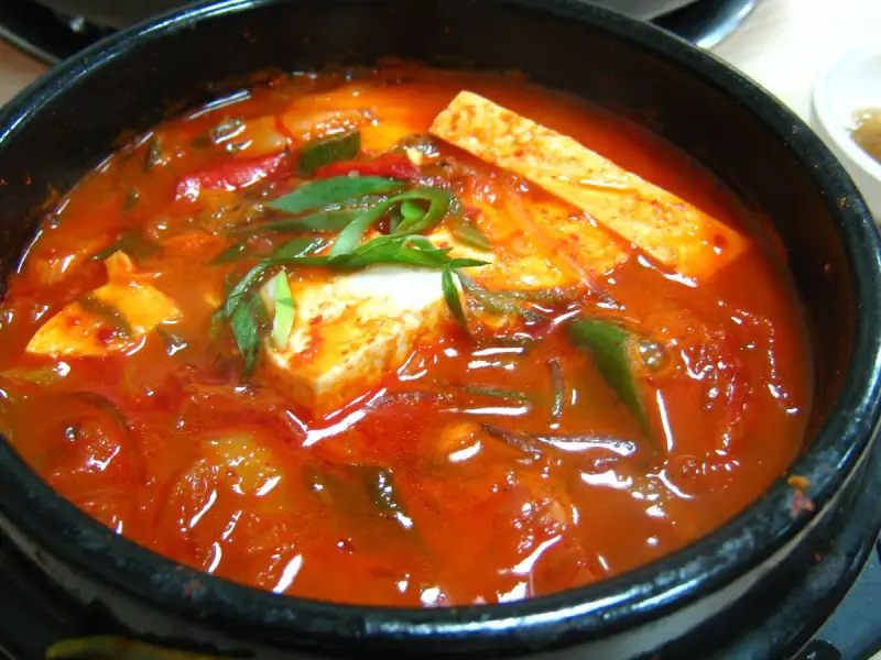 Kimchi-Jjigae, ein koreanisches Eintopfgericht mit Kimchi