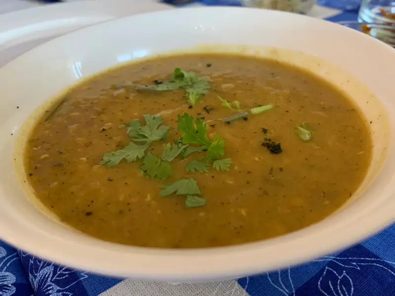Linsensuppe mit Mais und Gemüse