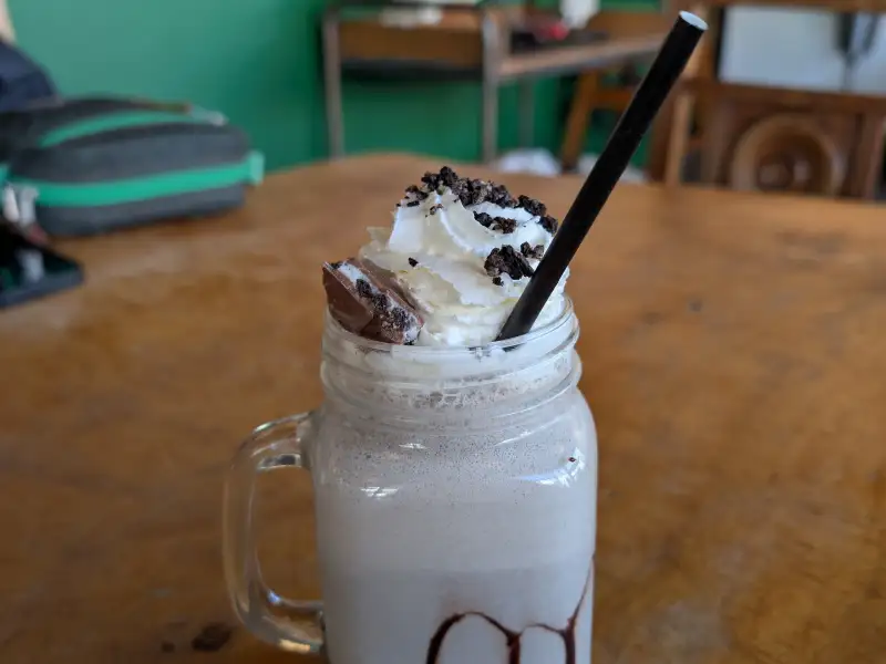 Eis-Milchshake mit Milch, fertig in 5 Minuten.