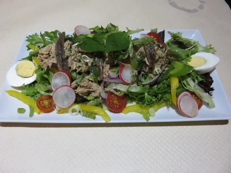 Salade Niçoise mit weißen Bohnen und Artischocken