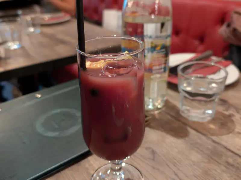 Rote Sangria, fruchtig und sehr erfrischend.