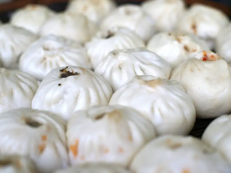 Baozi, kleine, dampfgebackene Teigbrote mit Schweinefleisch