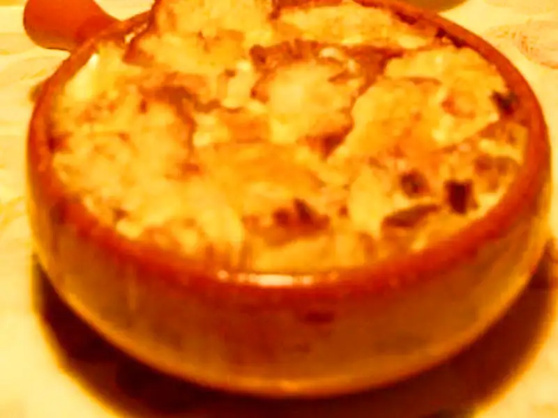 Käse- und hartbrot-Gratin-Suppe