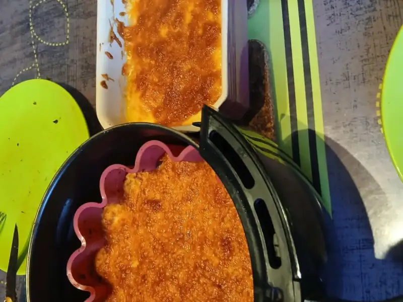 Goldbraun überbackenes Karottenpüree in einer Silikonform im Airfryer und in einer Ofenform