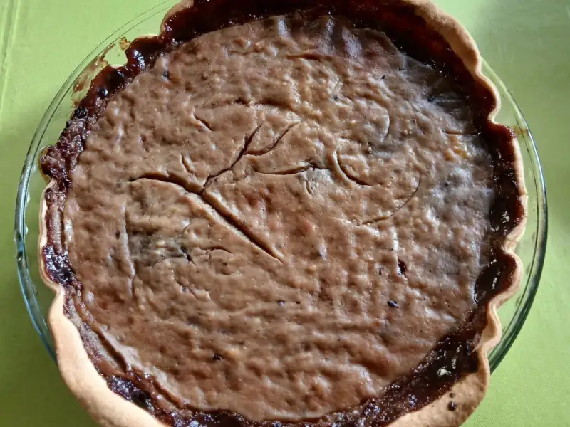 Waldfruchttarte in einer Glasform: handgemachte Konfitüre unter einer goldbraunen Schicht Pudding-Flan